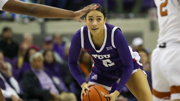 Tara Manumaleuga looks to pass against Texas.