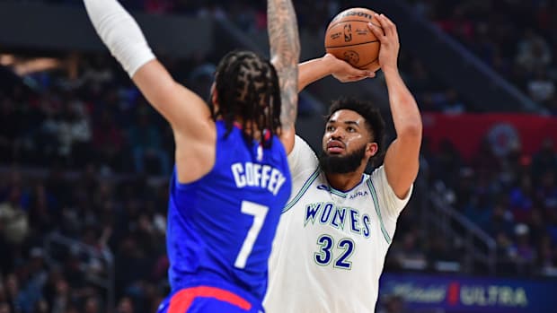 Karl-Anthony Towns shoots