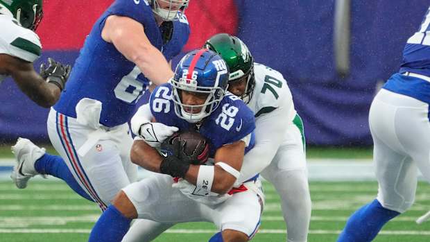 Quinton Jefferson tackles Saquon Barkley