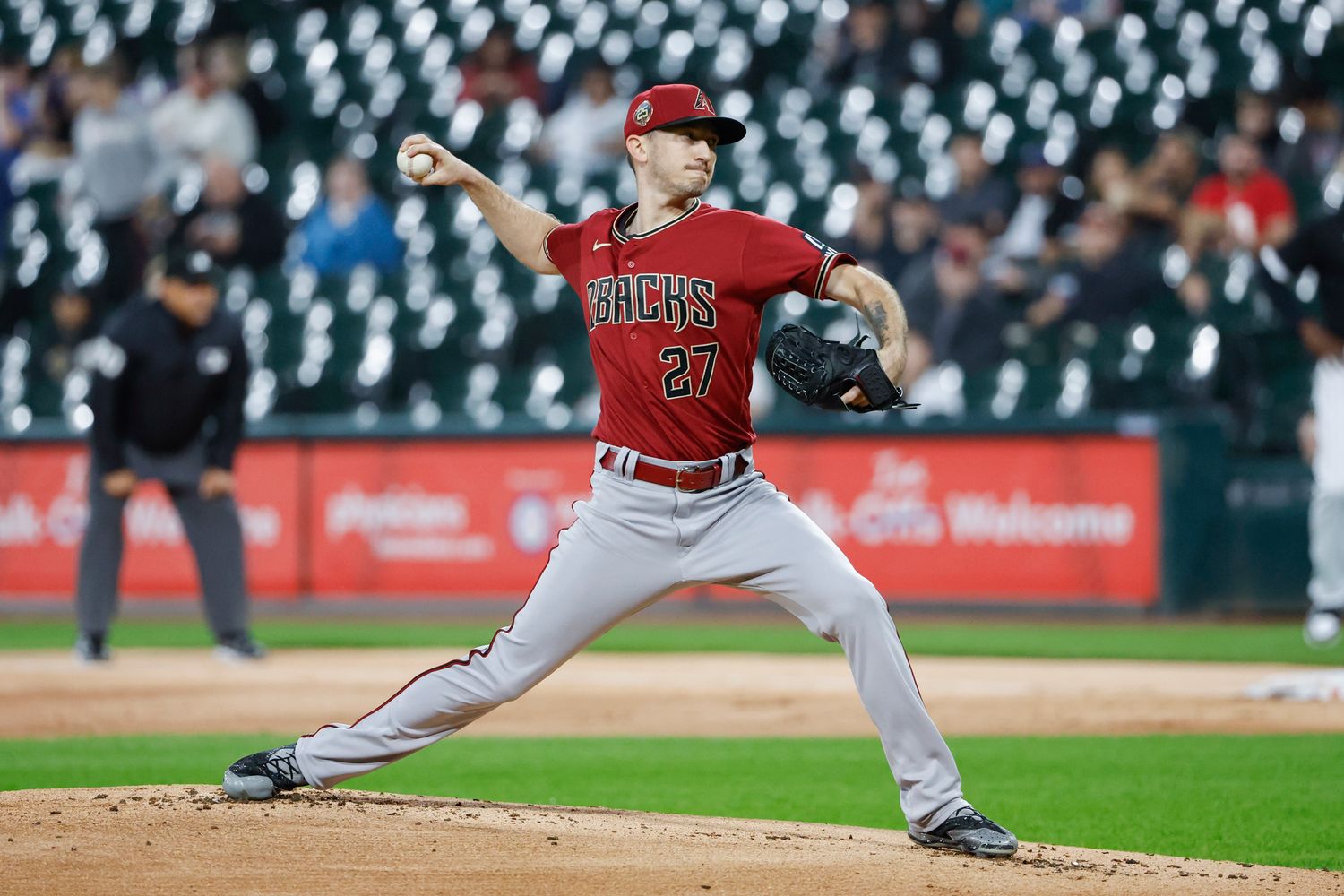 Sep 26, 2023; Chicago, Illinois, USA; Arizona Diamondbacks starting pitcher Zach Davies (27) delivers a pitch against the Chicago White Sox during the first inning at Guaranteed Rate Field.