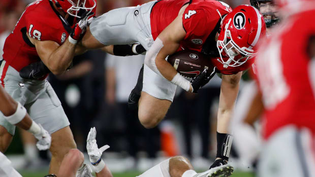 Georgia tight end Oscar Delp (4) flies through the air during the first half of a NCAA college football game against UAB in Athens, Ga., on Saturday, Sept. 23, 2023. (Joshua L. Jones / USA TODAY NETWORK).