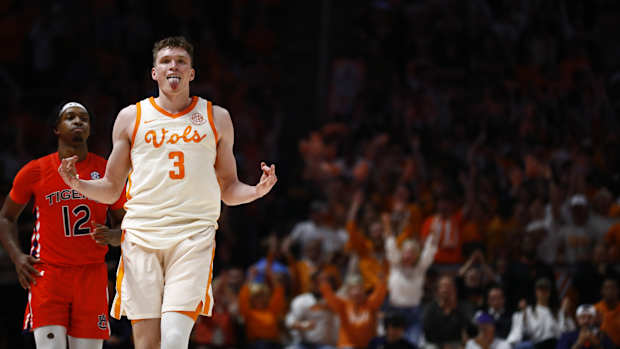 Dalton Knecht Drops 39 Points Against Auburn