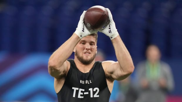 Mar 1, 2024; Indianapolis, IN, USA; Kansas State tight end Ben Sinnott (TE12) works out during the 2024 NFL Combine at Lucas Oil Stadium.