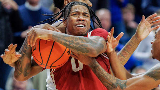 Razorbacks' Khalif Battle shooting free throw against Kentucky