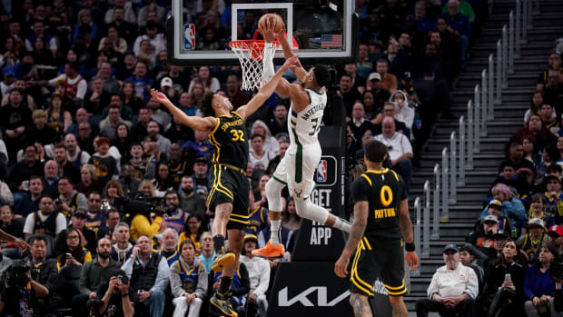 Milwaukee Bucks forward Giannis Antetokounmpo (34) dunks the ball over Golden State Warriors forward Trayce Jackson-Davis (32) 