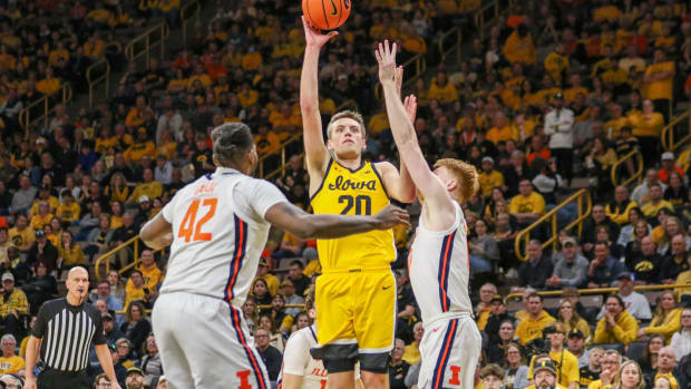 Iowa's Payton Sandfort (20) shoots against Illinois on March 10, 2024 at Carver-Hawkeye Arena in Iowa City, Iowa. (Rob Howe/HN)