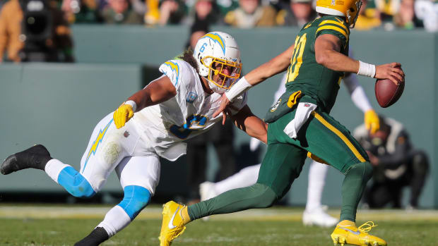 Los Angeles Chargers linebacker Eric Kendricks (6) rushes Green Bay Packers quarterback Jordan Love (10) on Sunday, November 19, 2023, at Lambeau Field in Green Bay, Wis. Tork Mason/USA TODAY NETWORK-Wisconsin  