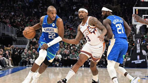 Milwaukee Bucks forward Khris Middleton (22) drives to the basket against Phoenix Suns guard Bradley Beal (3) 