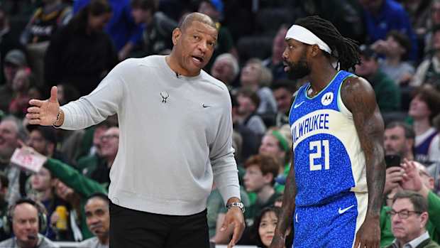 Milwaukee Bucks head coach Doc Rivers talks with Milwaukee Bucks guard Patrick Beverley (21) 