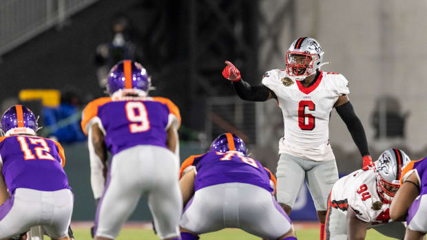Apr 18, 2022; Birmingham, AL, USA; Tampa Bay Bandits linebacker Christian Sam (6) signals at the line against the Pittsburgh Maulers during the second half at Protective Stadium. Mandatory Credit: Vasha Hunt-USA TODAY Sports  