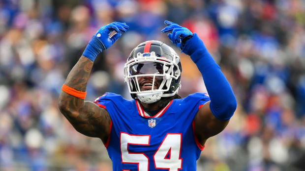 New York Giants linebacker Jaylon Smith (54) gestures to the crowd against the Washington Commanders