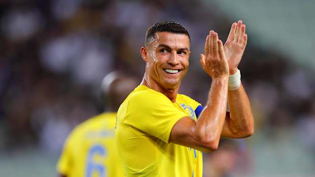 Cristiano Ronaldo sonriendo y aplaudiendo
