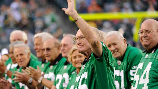 Maxie Baughan is introduced at the 1960 Eagles' 50th anniversary celebration in 2010.