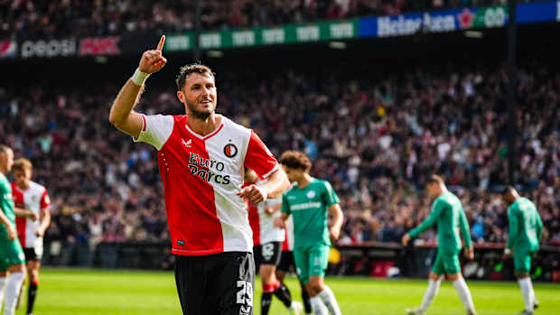Santiago Giménez celebra gol con el Feyenoord
