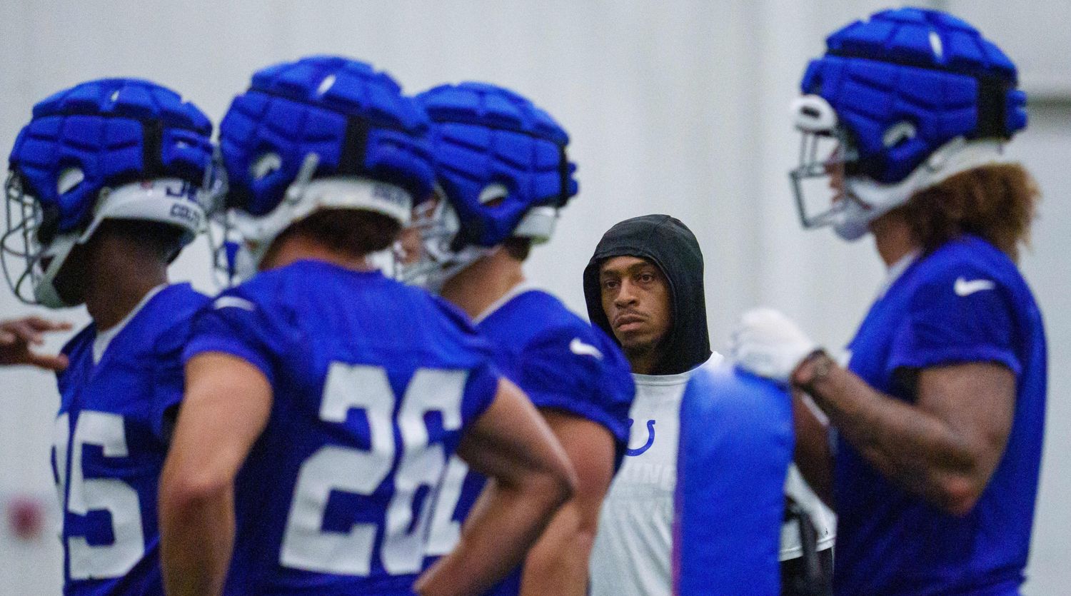 Colts running back Jonathan Taylor (28) makes his way around the field during an indoor practice.
