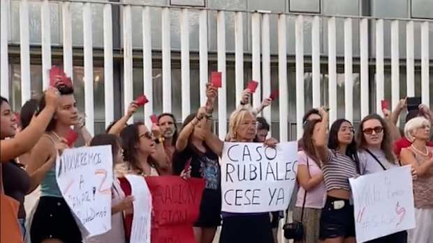 Personas protestan afuera del RFEF en contra de Rubiales