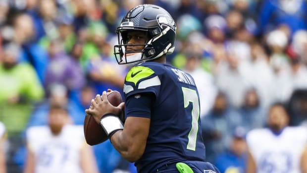 Seattle Seahawks quarterback Geno Smith (7) looks to pass against the Los Angeles Rams during the first quarter at Lumen Field.