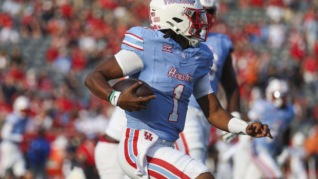 Houston Cougars quarterback Donovan Smith (1) runs with the ball during the first quarter against the UTSA Roadrunners at TDECU Stadium. 