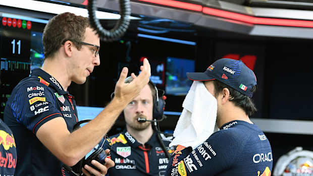 Checo Pérez con una toalla en el rostro