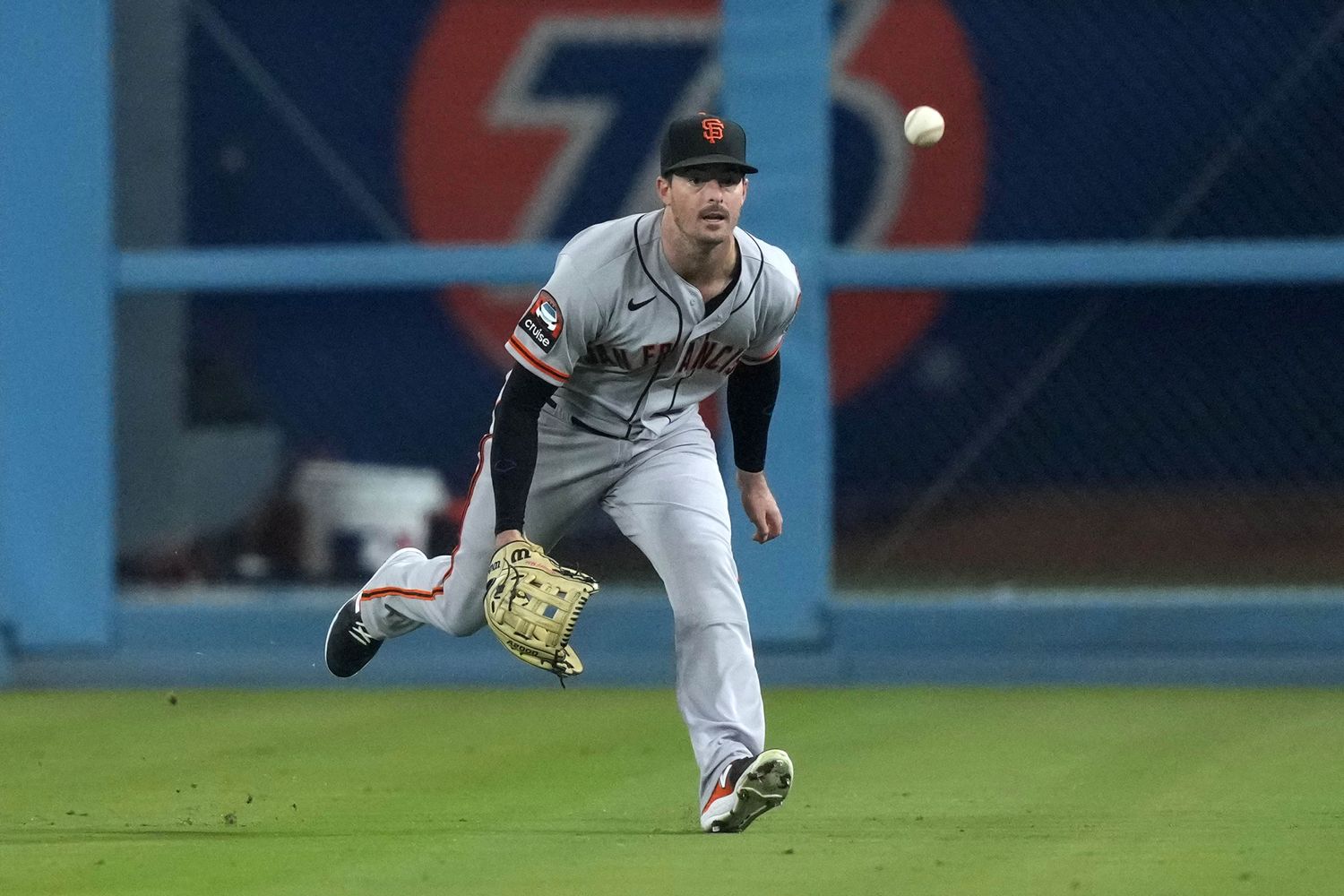 SF Giants right fielder Mike Yastrzemski attempts to catch a fly ball single by Los Angeles Dodgers shortstop Miguel Rojas (not pictured) in the third inning at Dodger Stadium on September 22, 2023.