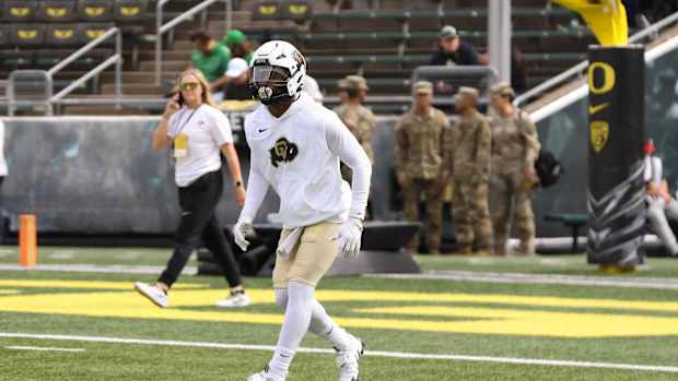 Shilo Sanders warming up at Oregon
