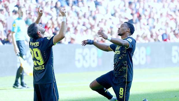 Santi Gimenez celebra gol