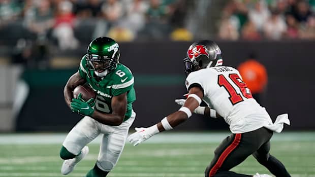 WR Mecole Hardman (6) runs after a catch against the Buccaneers in an NFL Preseason game