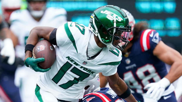 Jets' WR Garrett Wilson (17) runs after a catch against New England