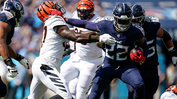 TitansDerrickHenryStiffArmBengals