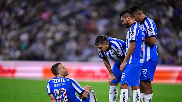 Sergio Canales, Sebastian Vegas, Tecatito Corona en la cancha de juego.