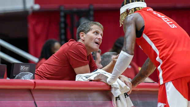 Eric Musselman talks with guard El Ellis during the Red-White Scrimmage