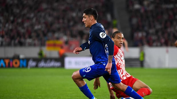Kiliann Sildillia del SC Freiburg 25 pelea con Edson Alvarez del West Ham
