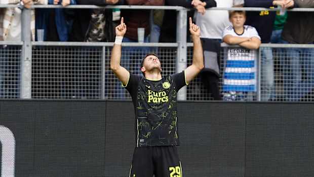 Santi Giménez con los brazo al aire celebrando