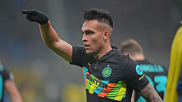 Lautaro Martínez señalando con el dedo índice