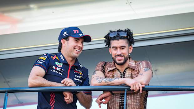 Checo Pérez y Bad Bunny durante el GP de Mónaco del 2023