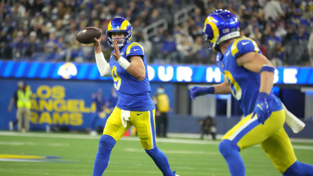 Los Angeles Rams quarterback Matthew Stafford (9) throws a pass to wide receiver Cooper Kupp (10)