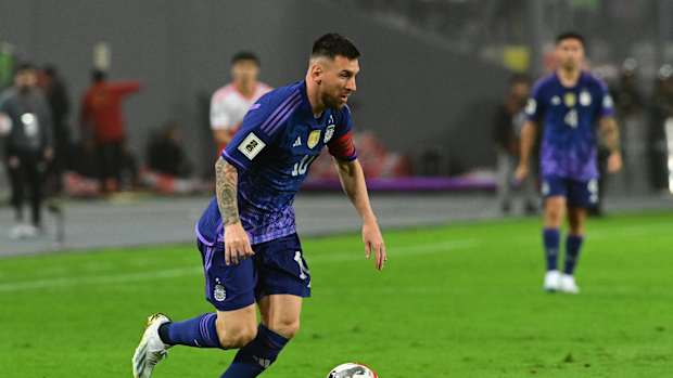 Lionel Messi salió inspirado ante Perú y consiguió un doblete de ensueño
