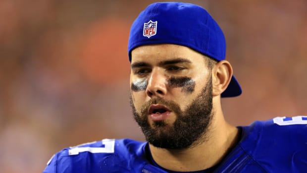Giants offensive lineman Justin Pugh looks on while walking off the field.