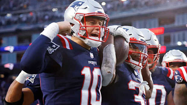 mac-jones-damien-harris-touchdown-celebration-patriots-titans-ap-photo-11-28-2021-1638135459