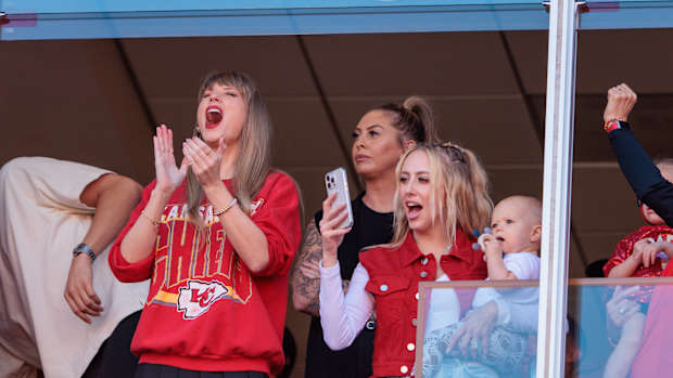 Taylor Swift acudió al duelo entre Chiefs y Chargers a apoyar a su pareja Travis Kelce