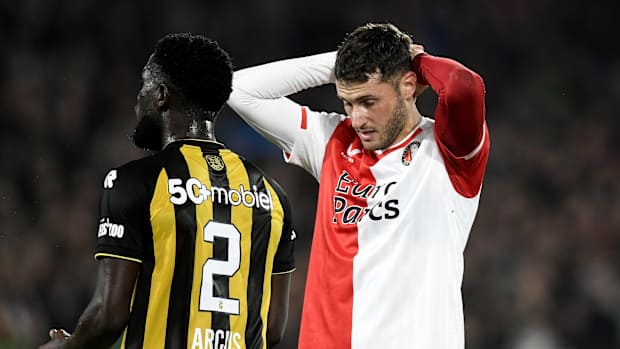 Santiago Giménez sufrió una lesión que podría dejarlo fuera del duelo ante Lazio en la Champions League