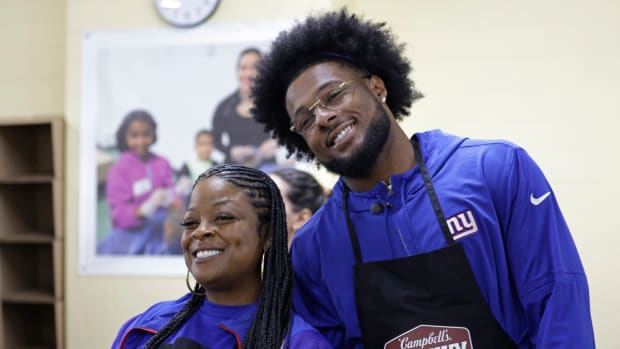 October 24, 2023: New York Giants OLB Kayvon Thibodeaux poses with his mother, Shawnta Loice, during an appearance at the New Jersey Food Bank sponsored by Campbell's Chunky Soup. Thibodeaux and his mother helped pack boxes of nonperishable items to help feed those in need.