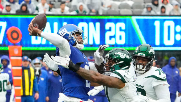 Jets' DE Jermaine Johnson hits Giants' QB Tyrod Taylor