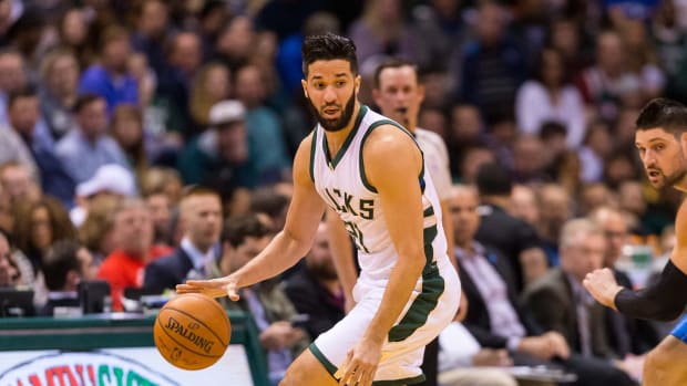 Milwaukee Bucks guard Greivis Vasquez (21) 