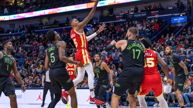 Dejounte Murray goes for a layup against the New Orleans Pelicans