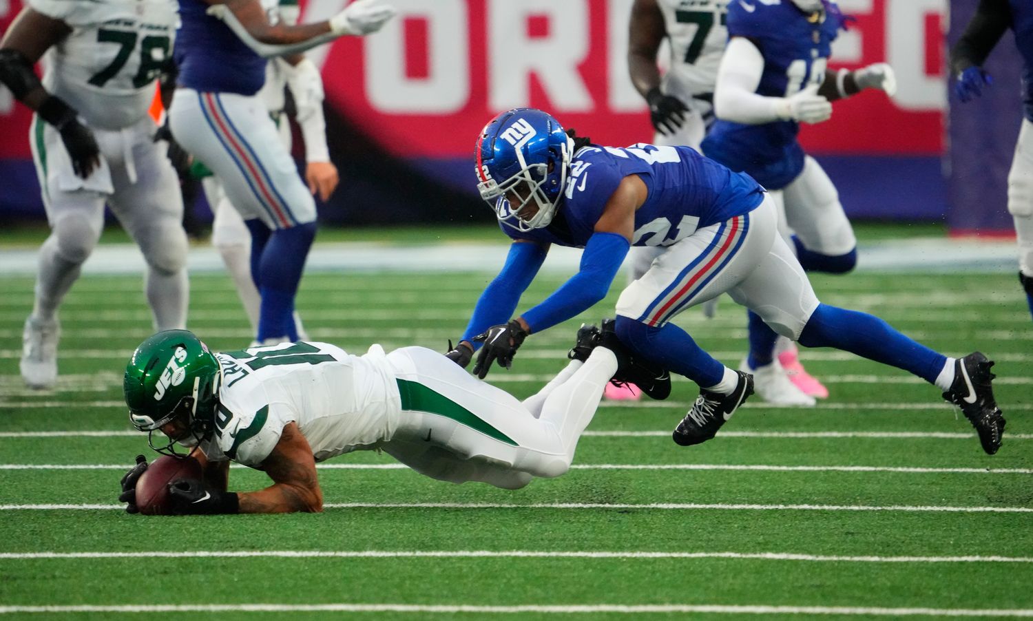 Jets' WR Allen Lazard (10) sets up the game-tying field goal against the Giants