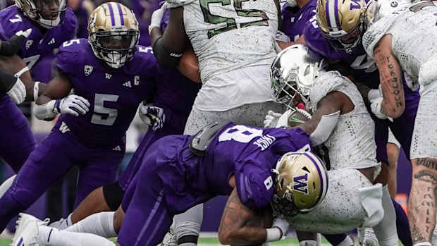 Edefuan Ulofoshio (5) and Bralen Trice get upfield against Oregon.