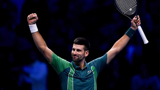 Novak Djokovic con los brazos en alto