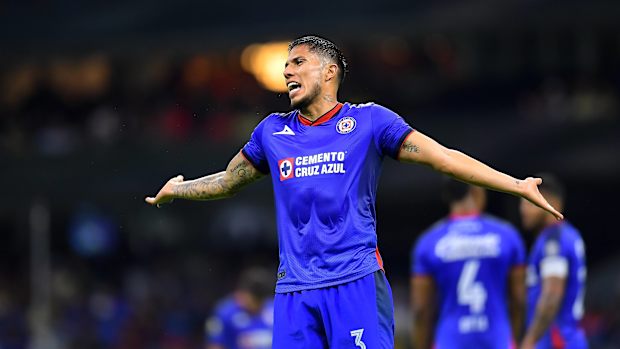Carlos Salcedo llegó a Cruz Azul para este torneo donde pasó con más pena que gloria