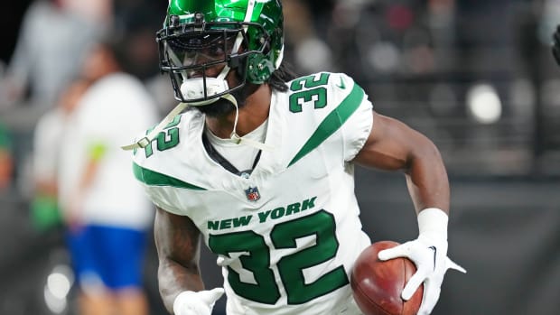Jets' RB Michael Carter (32) warms up in Las Vegas